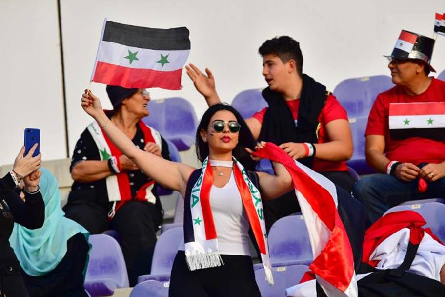 Tifosa syriana sostiene la nazionale durante la sfida contro la Giordania, EPA
